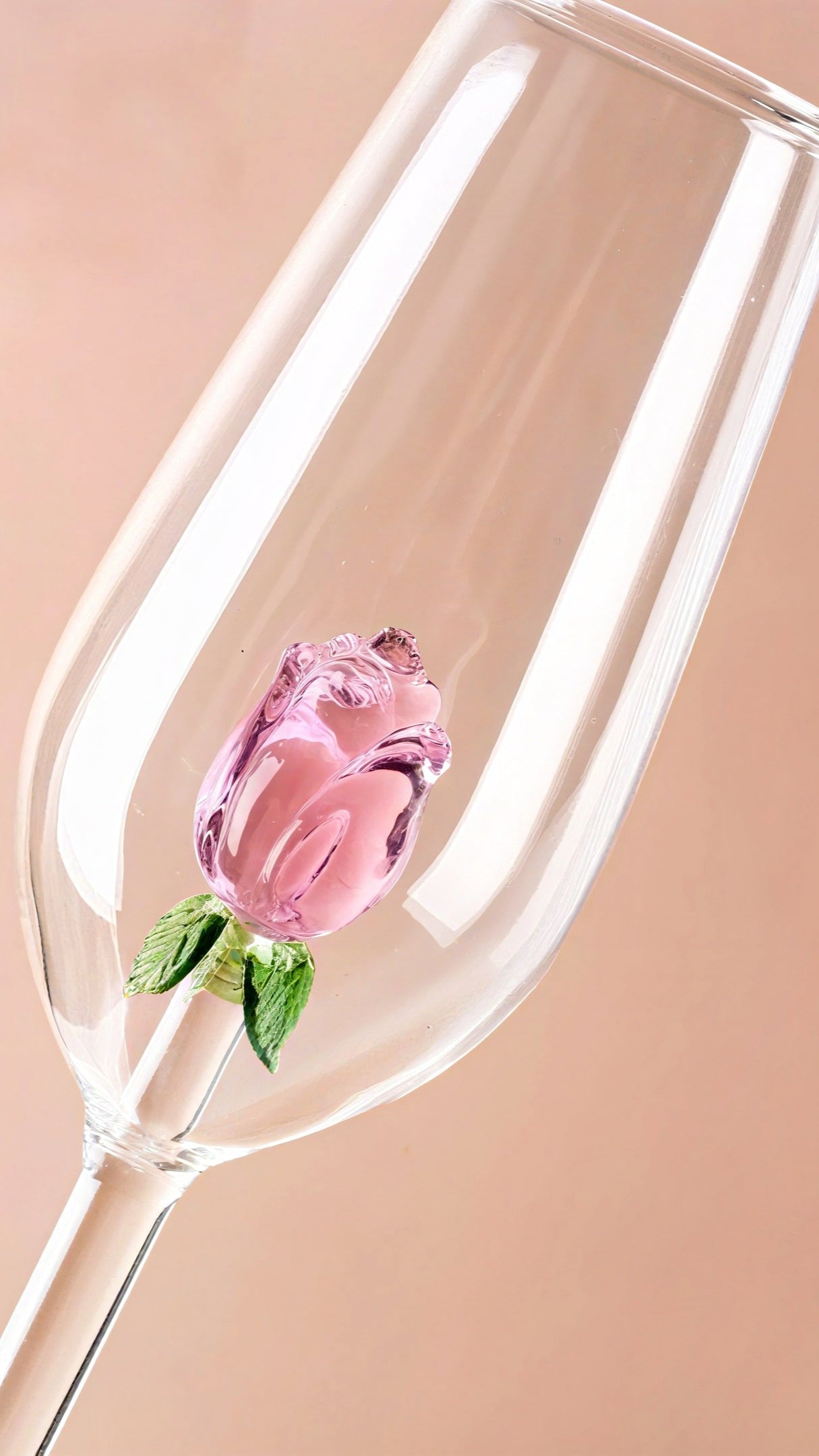 Beline poháre s ružou